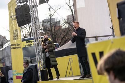Christian Lindner, FDP-Parteivorsitzender und ehemaliger Bundesfinanzminister, w?hrend der Wahlkampfveranstaltung auf dem Luisenplatz in Potsdam-stock-foto