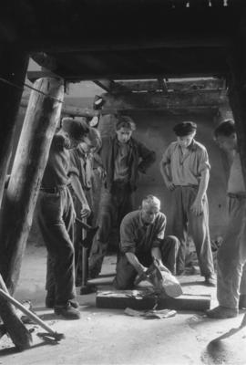 Germany Deutschland ca 1950 Ruhrgebiet Lehrlinge der Bergbauschule in einem Schacht Apprentice-stock-foto