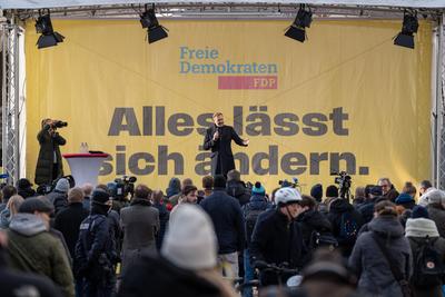 Christian Lindner, FDP-Parteivorsitzender und ehemaliger Bundesfinanzminister, w?hrend der Wahlkampfveranstaltung auf dem Luisenplatz in Potsdam-stock-foto