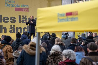 Christian Lindner, FDP-Parteivorsitzender und ehemaliger Bundesfinanzminister, w?hrend der Wahlkampfveranstaltung auf dem Luisenplatz in Potsdam-stock-foto