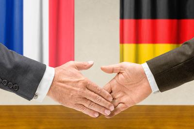 Vertreter Frankreichs und Deutschlands geben sich die Hand-stock-foto