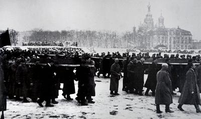Photograph taken during the funeral of the victims of the Bloody Sunday Massacre in Petrograd. Dated 20th Century, Copyr-stock-foto