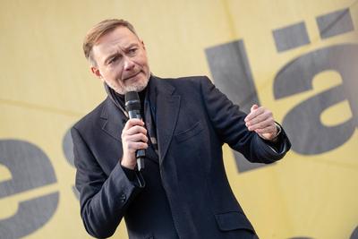 Christian Lindner, FDP-Parteivorsitzender und ehemaliger Bundesfinanzminister, w?hrend der Wahlkampfveranstaltung auf dem Luisenplatz in Potsdam-stock-foto