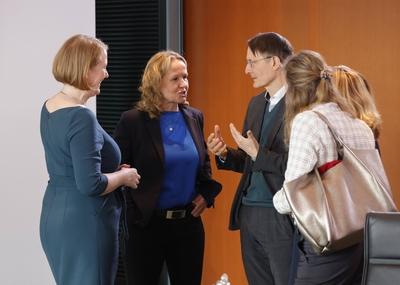Lisa Paus, Bundesministerin f?r Familie, Senioren, Frauen und Jugend ,Steffi Lemke, Bundesministerin f?r Umwelt, Natursc-stock-foto
