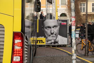 Christian Lindner, FDP-Parteivorsitzender und ehemaliger Bundesfinanzminister, w?hrend der Wahlkampfveranstaltung auf dem Luisenplatz in Potsdam-stock-foto
