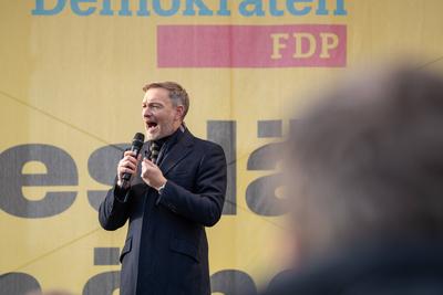 Christian Lindner, FDP-Parteivorsitzender und ehemaliger Bundesfinanzminister, w?hrend der Wahlkampfveranstaltung auf dem Luisenplatz in Potsdam-stock-foto
