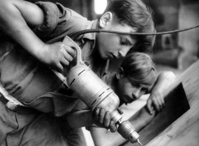 Germany 1952 Zeche Mine Ruhrgebiet Lehrlinge Bohrer Bohrmaschine Meister drei Personen No-stock-foto