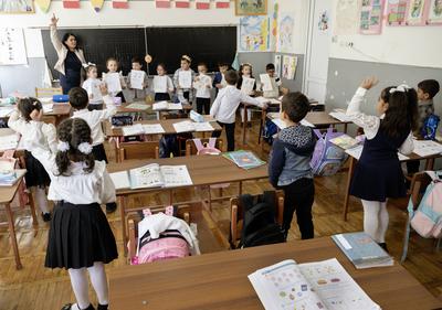 ARM , ARMENIEN : Eine Lehrerin unterrichtet in der ersten Klasse der Schule von Avschar , einige der Schueler sind Fluec-stock-photo