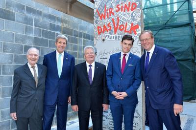 Former U.S. National Security Advisor Brent Scowcroft, U.S. Secretary of State John Kerry, German President Joachim Gauc-stock-foto