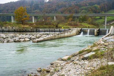 Wasserkraftwerk an der Loisach bei Gro?weil Umweltfreundliches Wasserkraftwerk an der Loisach bei Gro?weil mit Fischtrep-stock-foto