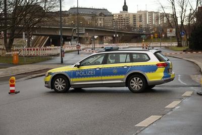 Dresden - Schock in Dresden: Fliegerbombe bei Abrissarbeiten der eingest?rzten Carolabr?cke gefunden! Polizei sperrt Fundort in der Altstadt weitr?umig ab, Kampfmittelbeseitigungsdienst im Einsatz-stock-foto