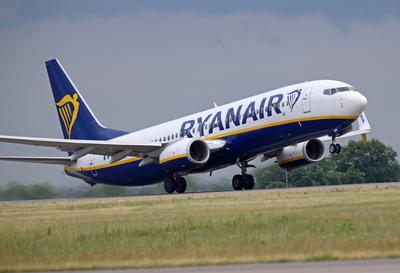 Ein Passagierflugzeug der Fluggesellschaft Ryanair vom Typ Boeing 737 MAX 8-200 mit der Kennung 9H-VVJ startet vom Flugh-stock-foto