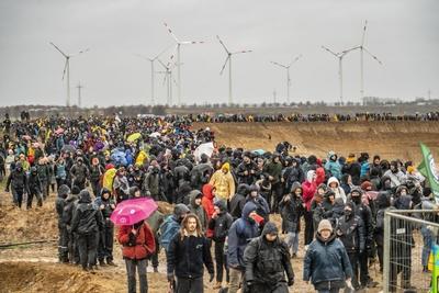 Viele Tausend Demonstranten ziehen nach einer Demo gegen den Abriss des Braunkohle Dorfs Lützerath, an die Abbruchkante-stock-foto