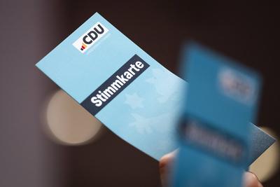 08/01/2025 - Erfurt: Delegierte halten die Stimmkarten nach oben. Landesvertreterversammlung der CDU Th?ringen zur Aufst-stock-foto