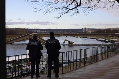Dresden - Schock in Dresden: Fliegerbombe bei Abrissarbeiten der eingest?rzten Carolabr?cke gefunden! Polizei sperrt Fundort in der Altstadt weitr?umig ab, Kampfmittelbeseitigungsdienst im Einsatz-stock-foto