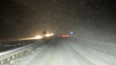 Intensive Schneef?lle auf Grund einer Luftmassengrenze sorgten in der Eifel f?r einige Probleme. Bis zu 10 cm Neuschnee-stock-foto