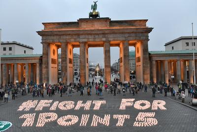 News Bilder des Tages Mit einer Lichteraktion vor dem Brandenburger Tor in Berlin haben am Freitag (11.12.2020) Klimaakt-stock-photo