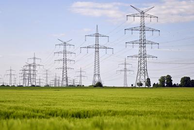 RECORD DATE NOT STATED Strommasten auf einem Feld bei Frechen. Die Bundesrepublik Deutschland ist seit Kurzem auf Stroml-stock-photo