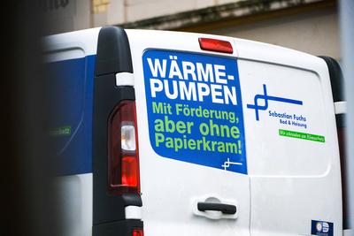 D?sseldorf 28.07.2023 W?rmepumpen Handwerker Installateur Lieferwagen F?rderprogramm Heizungstechnik F?rderantrag Zwangs-stock-foto