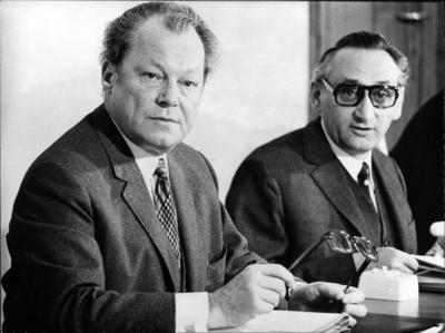 Willy Brandt, Egon Bahr Bundeskanzler Willy Brandt und Sonderminister Egon Bahr., Copyright: UnitedxArchivesxSvenxSimon-stock-foto