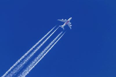 DEU, Deutschland, Hessen, Frankfurt am Main, 21.09.2019: Ein vierstrahliger Langstrecken-Jet von Emirates in Reiseflugh?-stock-foto
