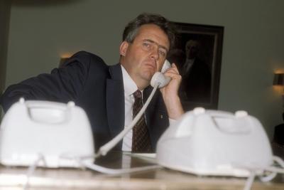 Hans Apel (GER/SPD/MdB) am Telefon-stock-foto