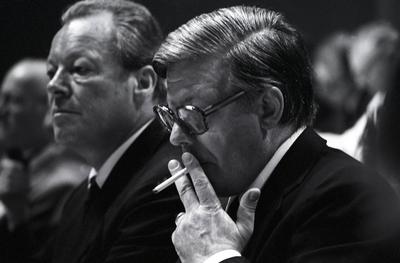 Willy Brandt (li., BRD/SPD-Bundesvorsitzender) und Bundeskanzler Helmut Schmidt (BRD/SPD) - SPD-Bundesparteitag in Dort-stock-foto