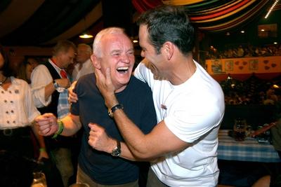 Werner Baldessarini (li., AUT/Vorstandsvorsitzender Hugo Boss AG) feiert ausgelassen mit Boxer Henry Maske (GER) auf de-stock-foto