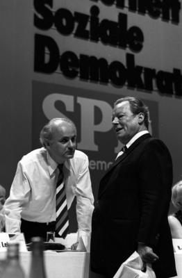 Willy Brandt (re., BRD/SPD-Bundesvorsitzender) und Forschungsminister Hans Matth?fer (BRD/SPD) - SPD-Bundesparteitag in-stock-foto