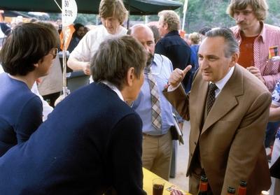 Egon Bahr (re., GER/SPD/Minister f?r wirtschaftliche Zusammenarbeit) am Rande einer ?ffentlichen Veranstaltung in Bonn-stock-photo
