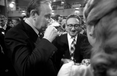 Henry Kissinger (Mitte, USA/US Au?enminister) lacht und Hans-Dietrich Genscher (li., GER/FDP/Bundesau?enminister) trink-stock-foto