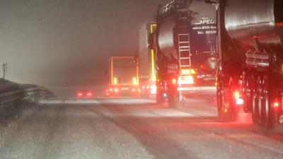 Intensive Schneef?lle auf Grund einer Luftmassengrenze sorgten in der Eifel f?r einige Probleme. Bis zu 10 cm Neuschnee-stock-foto