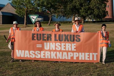 News Themen der Woche KW24 Sylt: Letzte Generation pflanzt Blumen auf Golfplatz Aktivist*innen der Letzten Generation pf-stock-foto