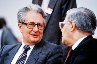 Hans Jochen Vogel und Helmut Schmidt Achtung - Archivfoto - Aufnahme Datum gesch?tzt, *** Hans Jochen Vogel and Helmut S-stock-foto