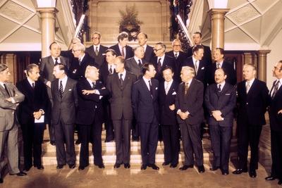 Bundeskanzler Helmut Schmidt (vorn li., BRD/SPD) und Au?enminister Hans-Dietrich Genscher (2.Reihe 1.v.li., BRD/FDP) w?-stock-photo