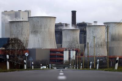 News Bilder des Tages Impression vom RWE-Kraftwerk Bergheim Niederau?em. Das Kohlekraftwerk zieht seine Schwaden in die-stock-photo