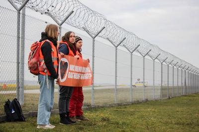 Letzte Generation demonstriert am Flughafen M?nchen Aktivist*innen der Letzten Generation demonstrierten am 8.12.2022 vo-stock-foto