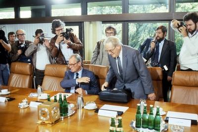 Bundeskanzler Willy Brandt (vorn li./ SPD) und Herbert Wehner (SPD-Fraktionsvorsitzender/ beide GER) w?hrend einer Sitz-stock-foto