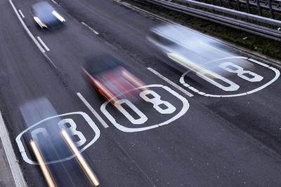 Piktogramme auf der Fahrbahn weisen Autofahrer auf dem Kölner Autobahnring auf Tempolimit 80 Stundenkilometer hin. (Them-stock-foto