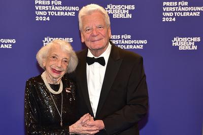 Preisverleihung fuer Verst?ndigung und Toleranz Margot Friedlaender mit Joachim Gauck Ankunft, blauer Teppichc zur Preis-stock-photo