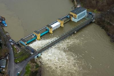 Luftbild, Ruhrhochwasser, Weihnachtshochwasser 2023, Fluss Ruhr tritt nach starken Regenf?llen ?ber die Ufer, ?berschwem-stock-foto