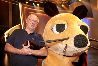 Bildnummer: 51554245  Datum: 23.11.2006  Copyright: imago/T-F-FotoProduzent Armin Maiwald (GER) mit der Maus anl?sslich eines Pressetermins zur WDR Sendung - Frag doch mal die Maus - in K?ln, Personen; 2006, K?ln, TV, Pressetermin , Kost?m, Kost?me, Figur, Figuren; , quer, Kbdig, Gruppenbild, close, Deutschland, Randbild, People o0 Fotoshooting-stock-photo