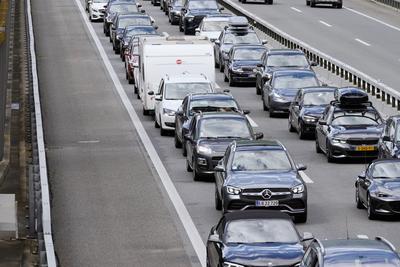 Anton Geisser 12.07 .2024 Ferienverkehr,Reisende.Beginn der Sommerferien. Bild : Stau vor dem Gotthardtunnel. *** Anton-stock-foto