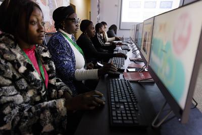Frauen im Job-Center des Berufsbildungsvorhabens SKYE, Jos, 06.02.2024. Jos Nigeria *** Women in the Job Center of the S-stock-foto