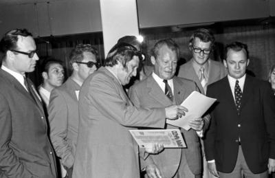 Bundeskanzler Willy Brandt und der Oberb?rgermeister von M?nchen, Hans Jochen Vogel, besichtigen das Olympische Dorf zu-stock-foto