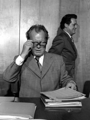 Bundeskanzler Willi Brandt (vorn) an einem Schreibtisch mit Akten und sein Referent G?nter Guillaume (beide GER/SPD)-stock-foto