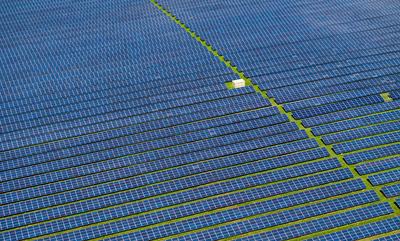 Solarenergie Solarmodule stehen in Reihen in einem Solarkraftwerk. Die Photovoltaik-Anlage wandelt Sonnenenergie in saub-stock-foto