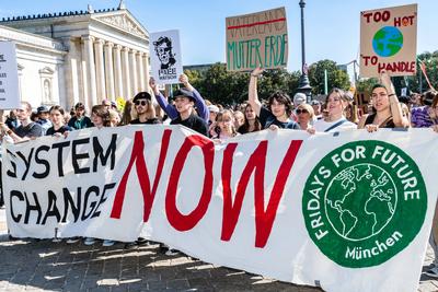 News Bilder des Tages Globaler Klimastreik von Fridays for Future, K?nigsplatz. M?nchen, 20. September 2024 Deutschland,-stock-photo
