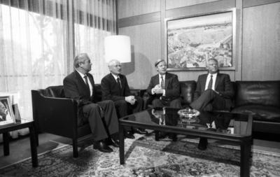 Helmut Schmidt empfaengt Guenter Mittag (SED) 1980 DEU, Deutschland, Bonn: Bundeskanzler Helmut Schmidt empfing den SED-stock-foto
