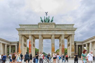 Schmiererei am Brandenburger Tor nach einem Farbanschlag von Klimaaktivisten Letzte Generation am 17.09.2023 Deutschland-stock-foto